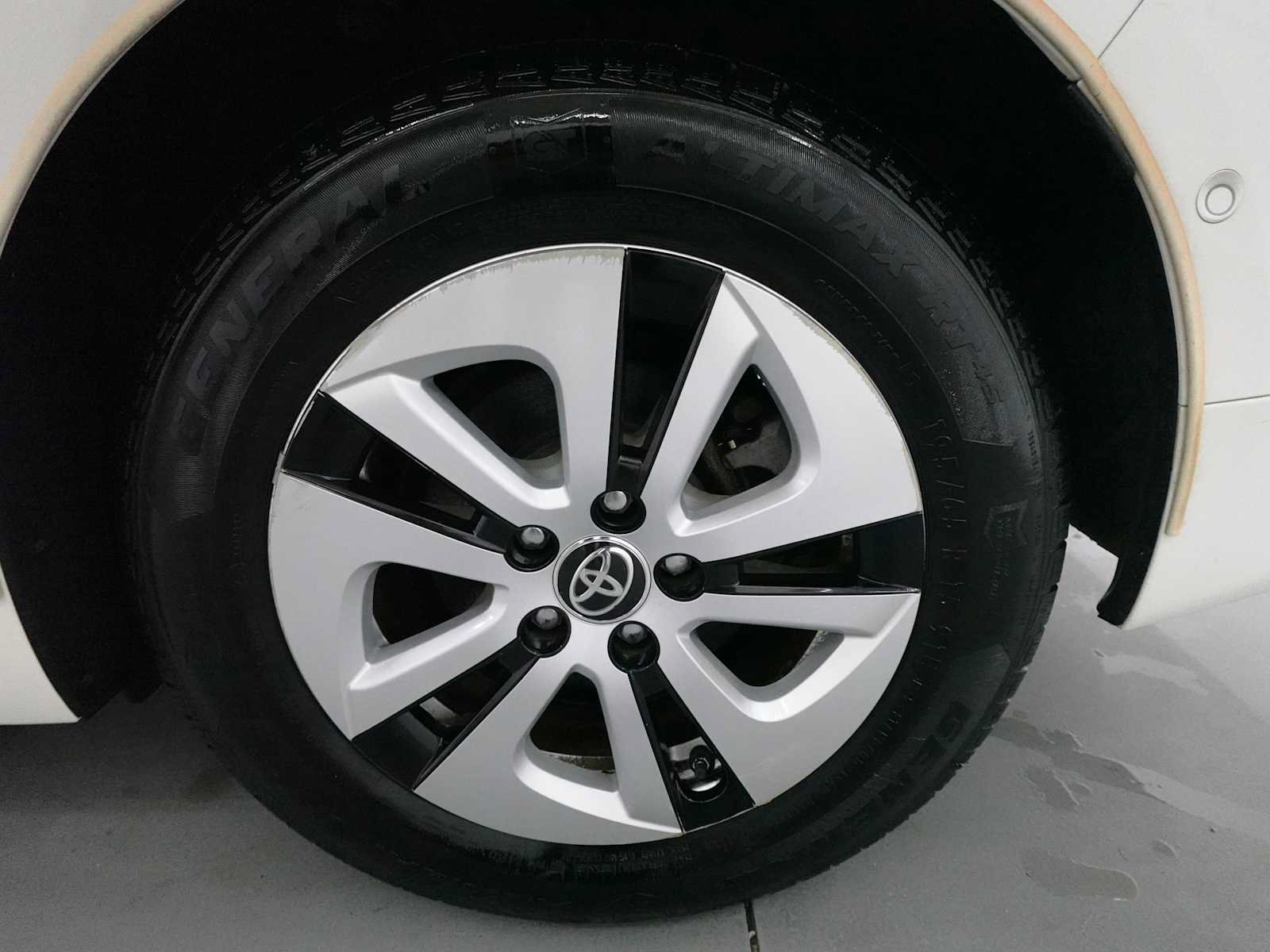 Used 2017 Toyota Prius Four FWD image 9