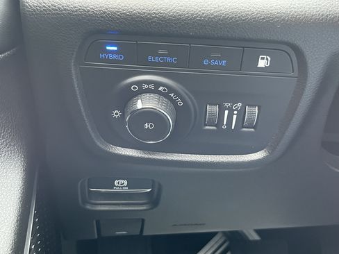 Used 2023 Jeep Grand Cherokee 4WD 4xe w/ Luxury Tech Group II image 43