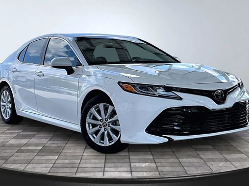Used 2020 Toyota Camry LE FWD image 3