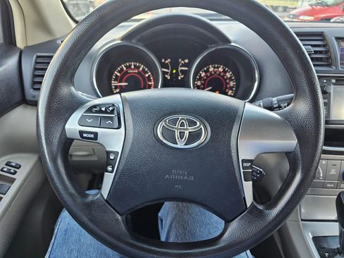 Used 2013 Toyota Highlander SE w/ Cold Weather Pkg image 5