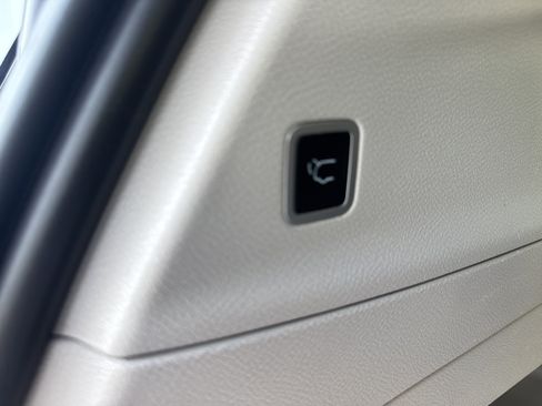 Used 2023 Chrysler Pacifica Touring-L FWD image 12