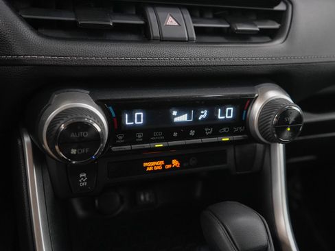 Used 2019 Toyota RAV4 LE w/ Carpet Mat Package AWD/4WD image 22