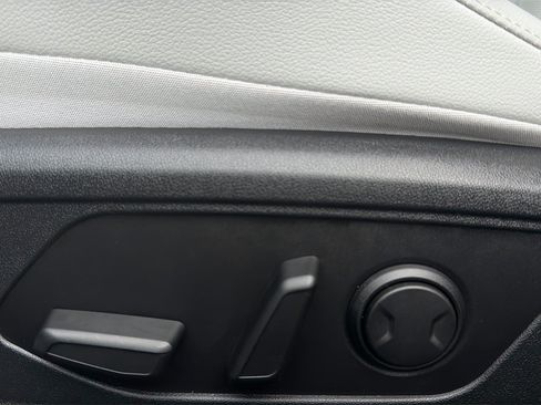 Used 2023 Hyundai Elantra Limited FWD image 17