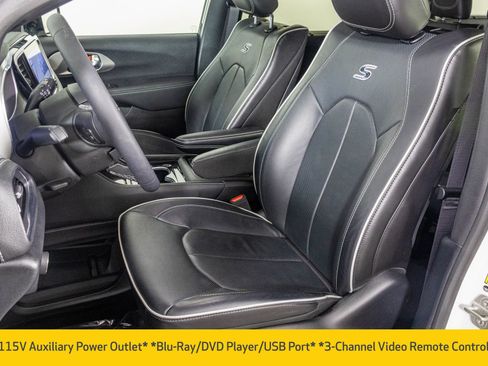 Used 2023 Chrysler Pacifica Limited w/ Uconnect Theater Family Group image 26