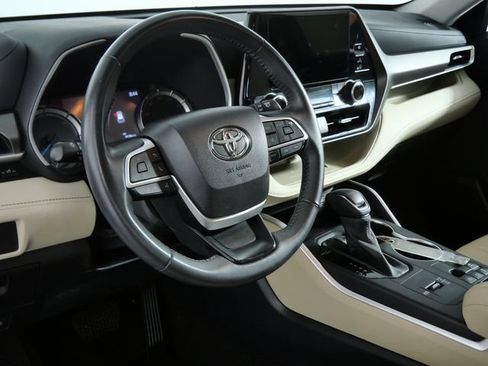 Used 2023 Toyota Highlander XLE AWD/4WD image 20