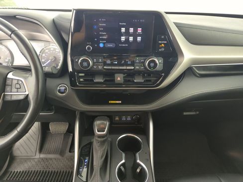 Used 2023 Toyota Highlander XLE image 25