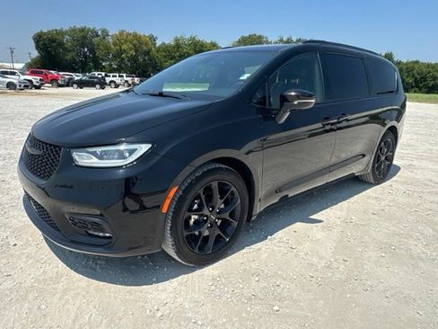 Used 2025 Chrysler Pacifica Limited FWD image 1