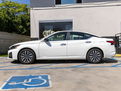 Used 2025 Nissan Altima 2.5 SV FWD image 9