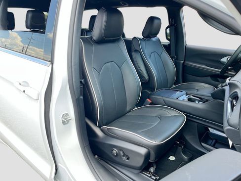New 2026 Chrysler Pacifica Limited image 30