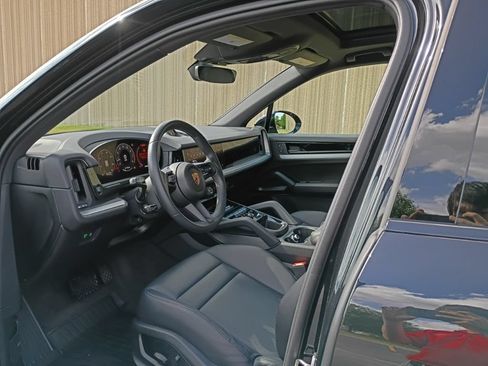 Certified 2025 Porsche Cayenne AWD/4WD image 4