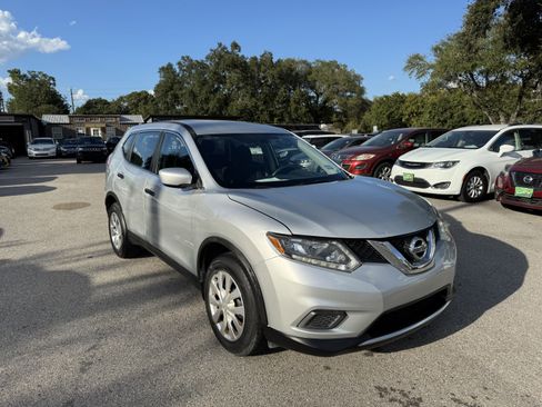 Used 2016 Nissan Rogue S image 2