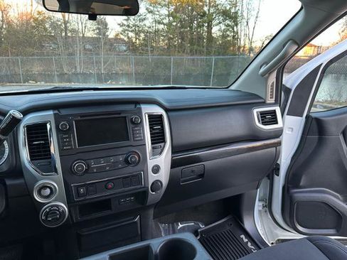 Used 2019 Nissan Titan SV image 42