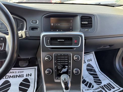 Used 2015 Volvo V60 T5 Premier image 19