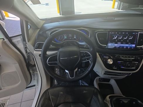 Used 2022 Chrysler Pacifica Touring-L w/ Uconnect Theater Family Group image 13