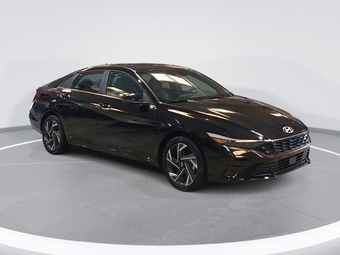 Used 2025 Hyundai Elantra Limited FWD image 3