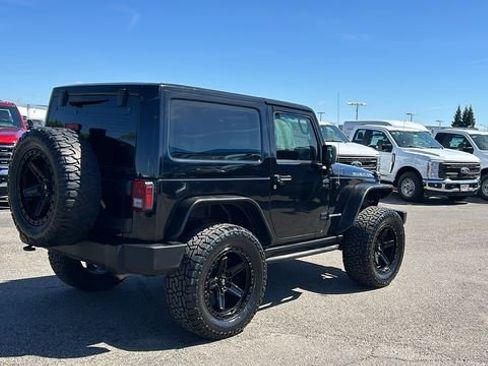 Used 2017 Jeep Wrangler Rubicon w/ Connectivity Group AWD/4WD image 3