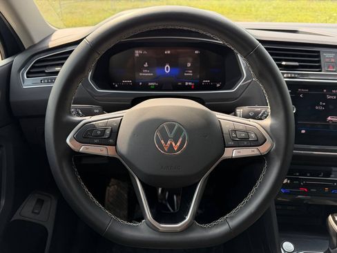 Used 2024 Volkswagen Tiguan SE w/ Panoramic Sunroof Package AWD/4WD image 22
