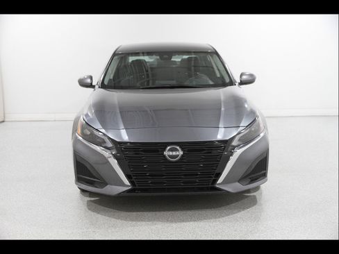 Used 2023 Nissan Altima 2.5 SV FWD image 2