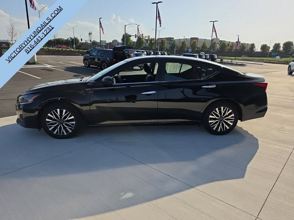 Used 2025 Nissan Altima 2.5 SV FWD image 2