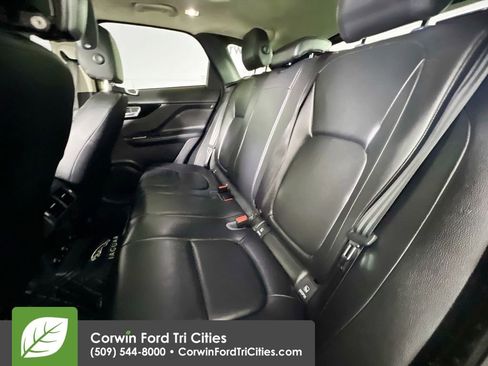 Used 2019 Jaguar F-PACE Premium image 29