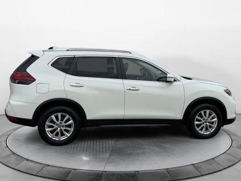 Used 2020 Nissan Rogue SV image 2