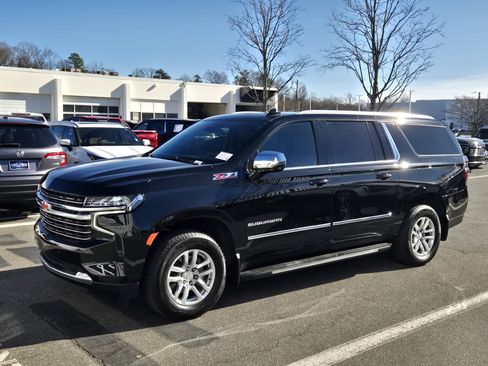Used 2023 Chevrolet Suburban LT w/ Luxury Package image 5