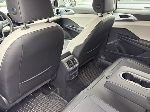 New 2025 Volkswagen Taos SE image 22