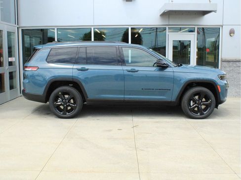 New 2026 Jeep Grand Cherokee L Limited w/ Limited Altitude Package AWD/4WD image 4