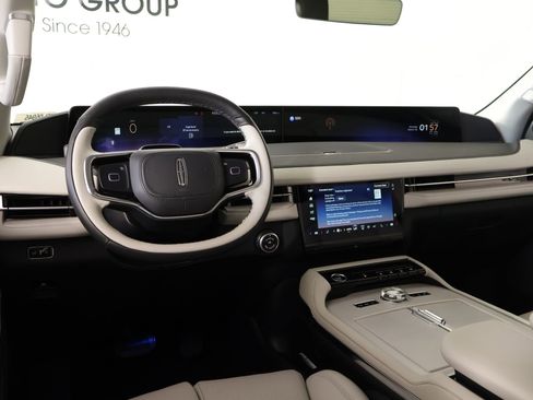New 2026 Lincoln Navigator Premiere AWD/4WD image 2
