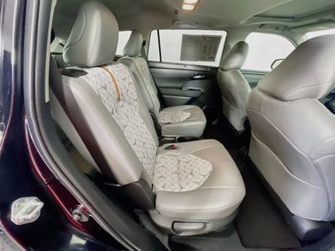 Used 2023 Toyota Highlander Bronze Edition FWD image 29
