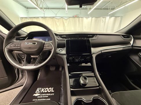Used 2025 Jeep Grand Cherokee Altitude AWD/4WD image 17