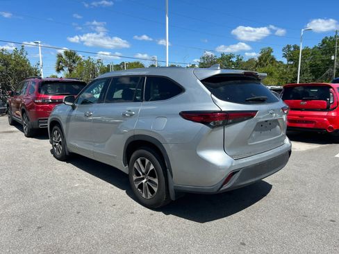 Used 2020 Toyota Highlander XLE image 2