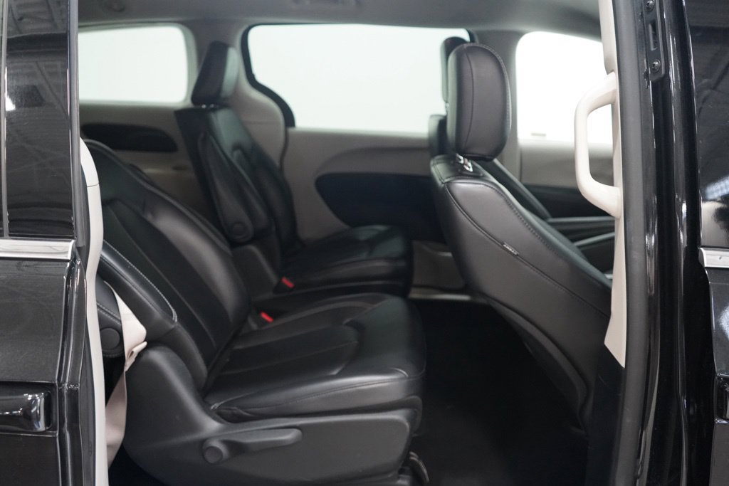 Used 2023 Chrysler Pacifica Touring-L FWD image 31