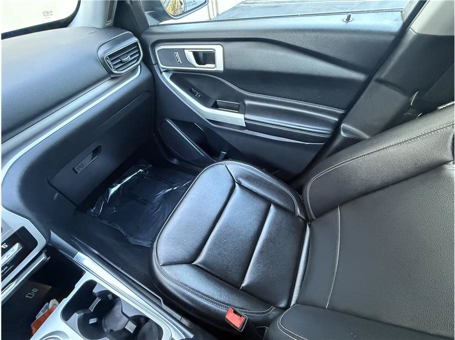 Used 2020 Ford Explorer XLT w/ Equipment Group 202A AWD/4WD image 12
