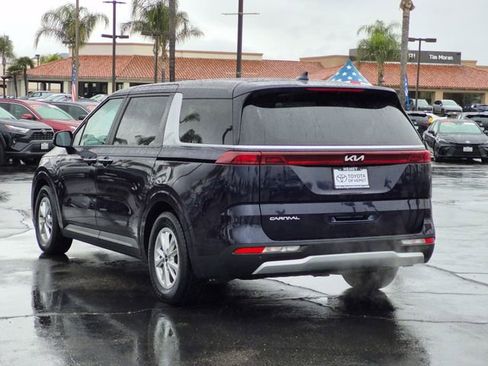 Used 2024 Kia Carnival LX image 8