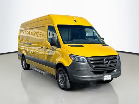 Used 2021 Mercedes-Benz Sprinter 2500 image 3