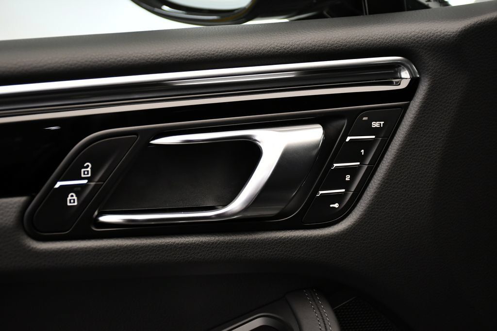 Certified 2026 Porsche Macan AWD/4WD image 37