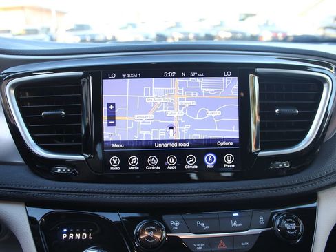 Used 2017 Chrysler Pacifica Platinum image 34