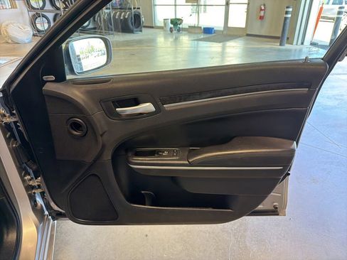 Used 2018 Chrysler 300 Limited AWD/4WD image 33