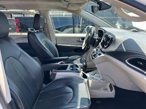 Used 2018 Chrysler Pacifica Limited FWD image 14