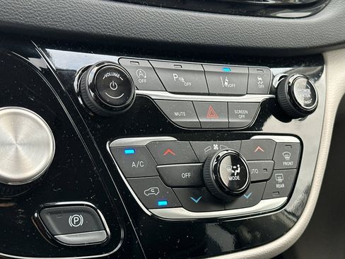 Used 2024 Chrysler Pacifica Touring-L image 22