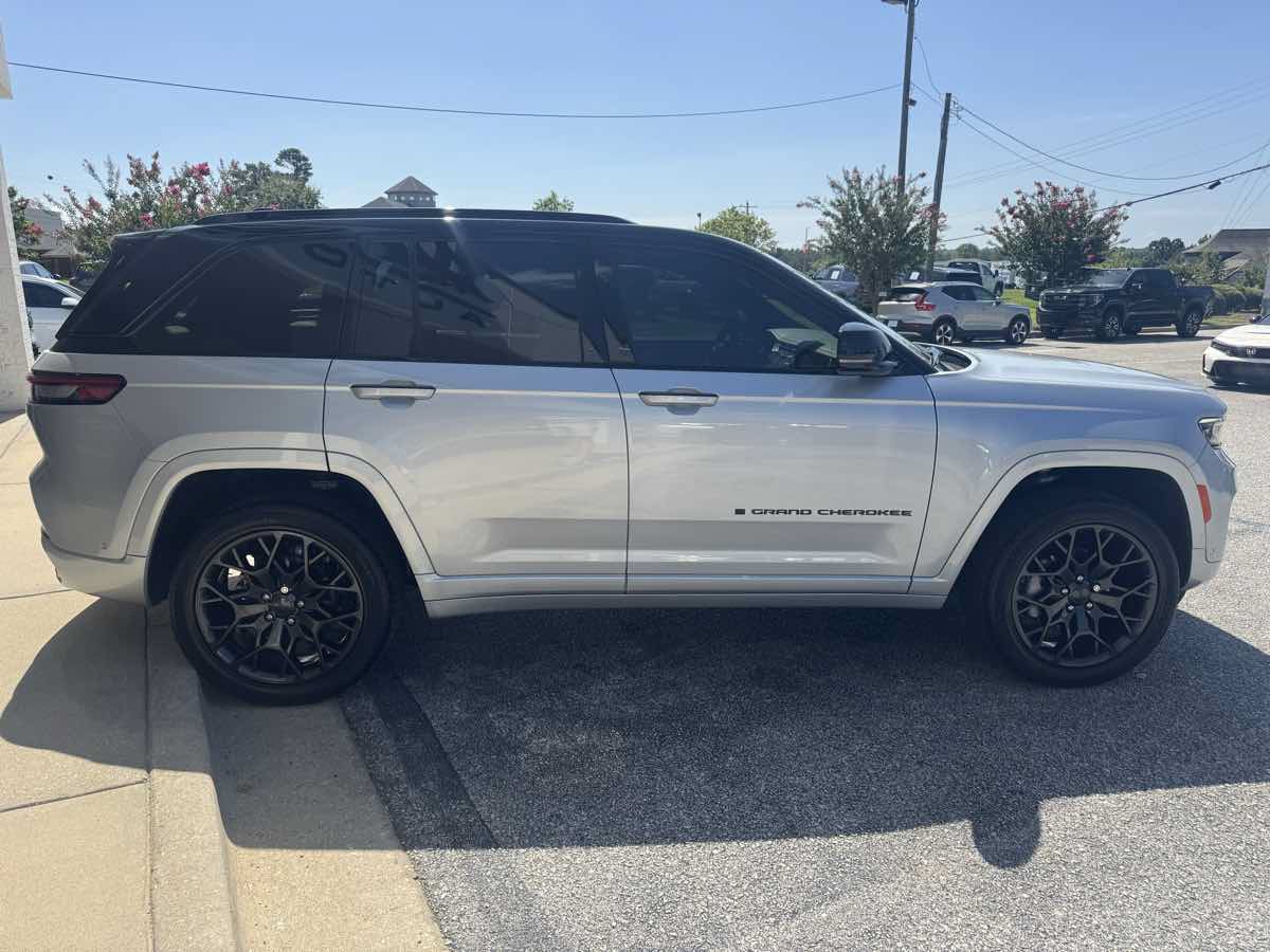 Used 2025 Jeep Grand Cherokee Summit AWD/4WD image 5