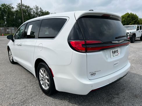 Used 2023 Chrysler Pacifica Touring-L FWD image 5