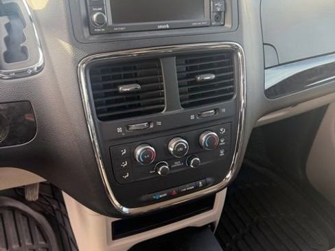 Used 2020 Dodge Grand Caravan SE w/ UConnect Hands-Free Group image 9