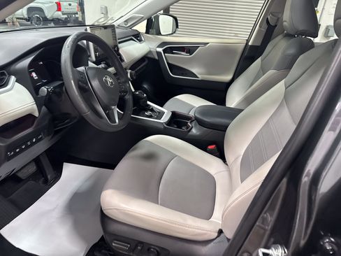Used 2019 Toyota RAV4 Limited AWD/4WD image 8