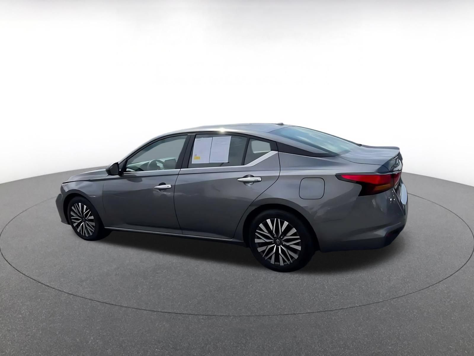 Used 2025 Nissan Altima 2.5 SV FWD image 9