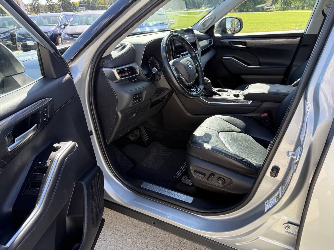 Used 2021 Toyota Highlander Limited AWD/4WD image 5