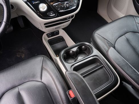 Used 2019 Chrysler Pacifica Touring-L image 25