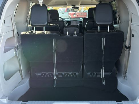 Used 2023 Chrysler Pacifica Touring-L image 16