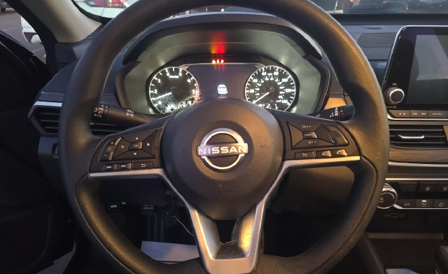Used 2025 Nissan Altima 2.5 SV FWD image 6